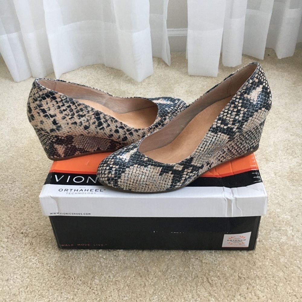 𝅺VIONIC cushioned snakeskin wedge